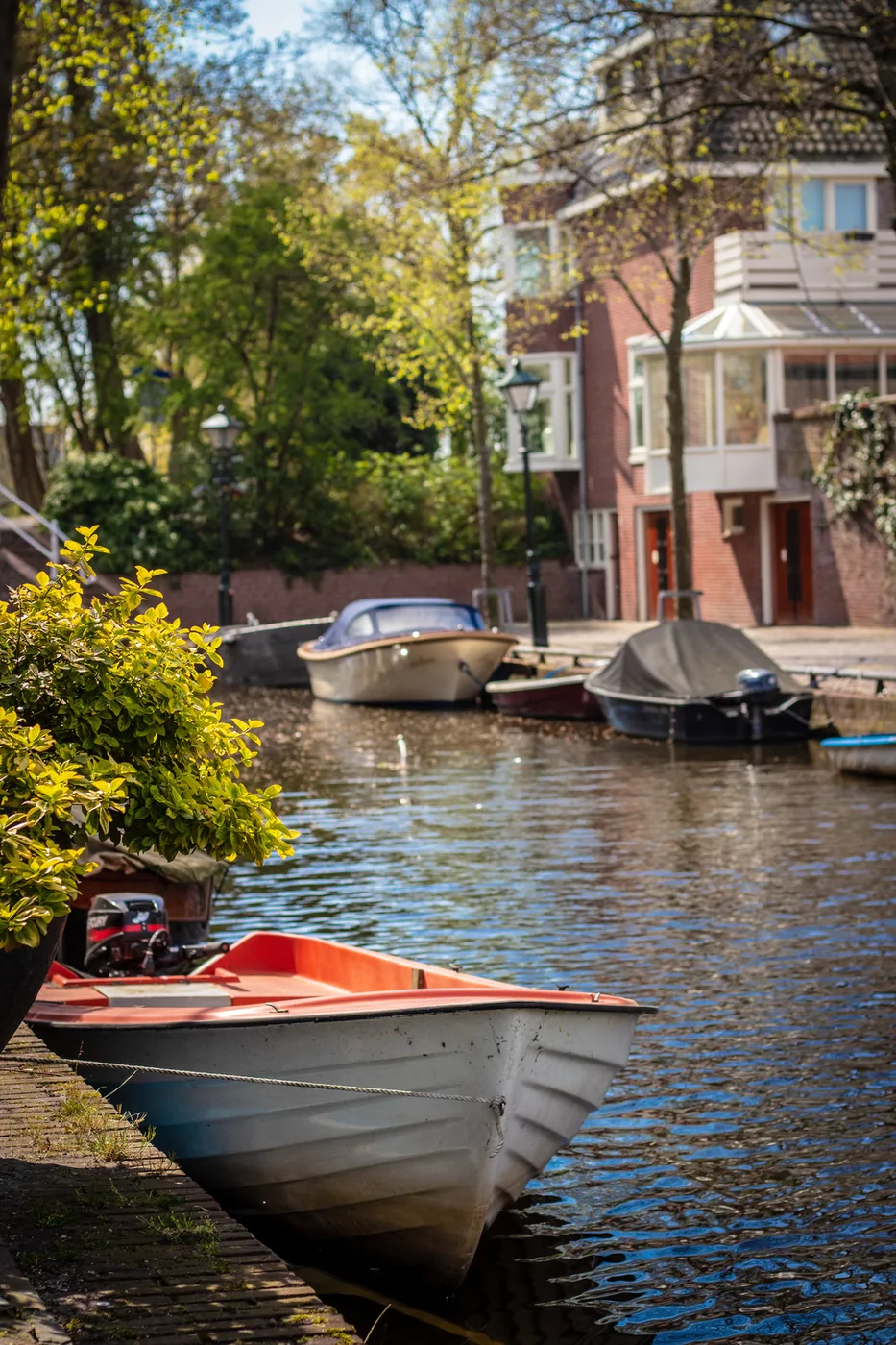 Gracht met een bootje
