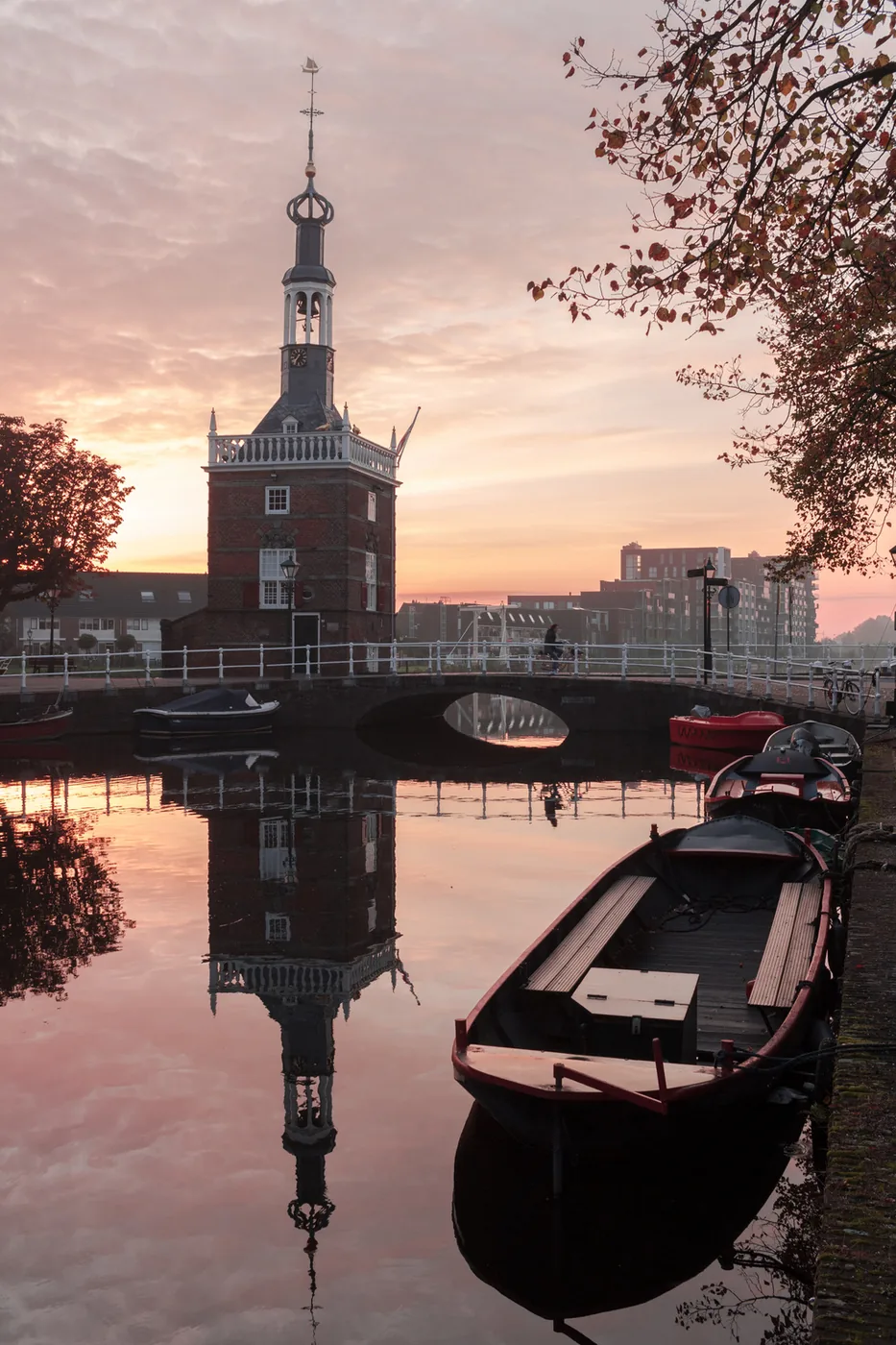 Toren weerspiegeld bij zonsondergang