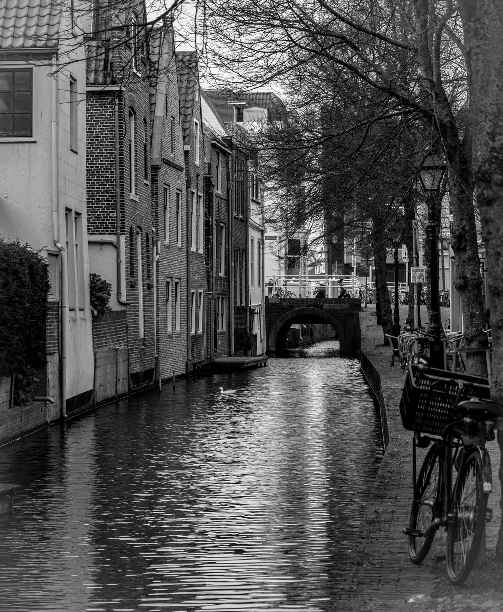 Gracht in zwart-wit