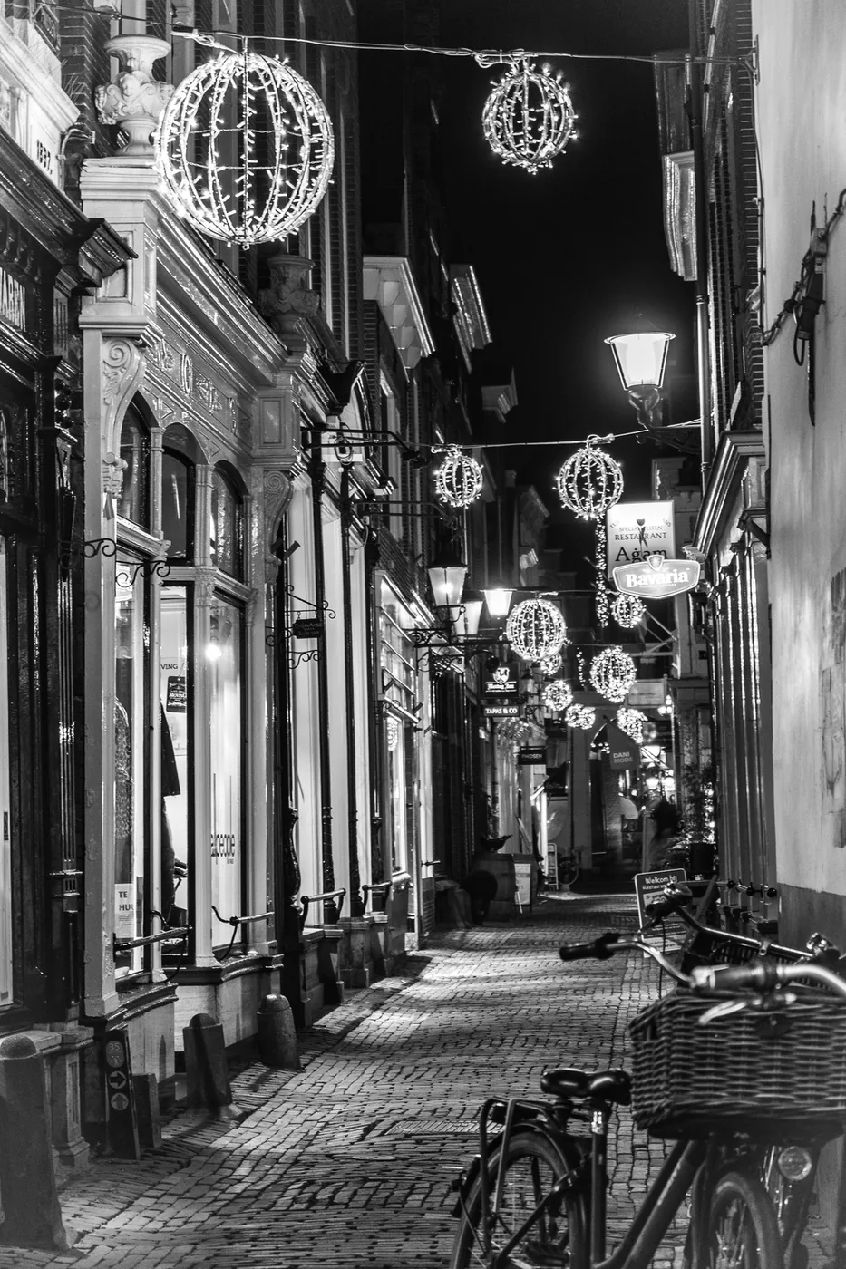 Straatje 's avonds in zwart-wit