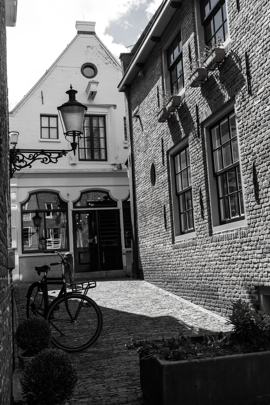 Historisch straatje in zwart-wit