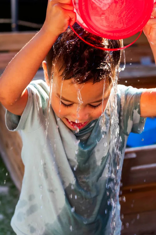 Kind speelt met water
