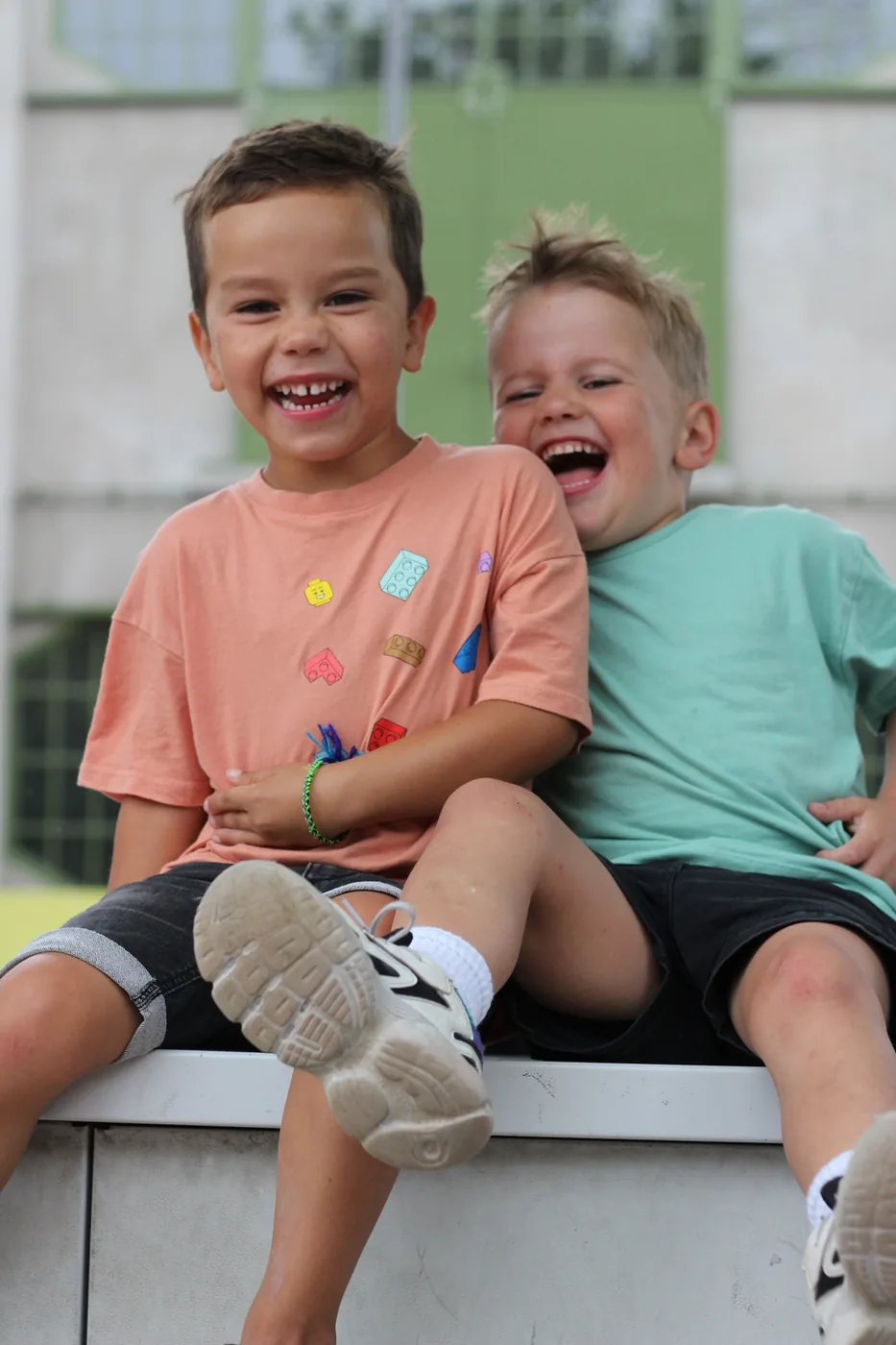 Twee lachende broertjes