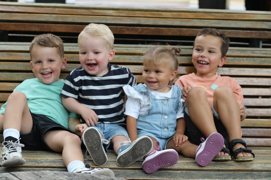 Vier kinderen op een bankje