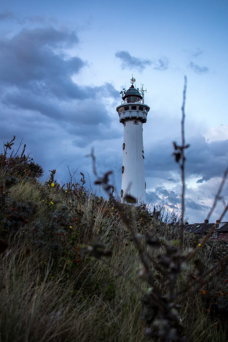 Vuurtoren in het duinlandschap