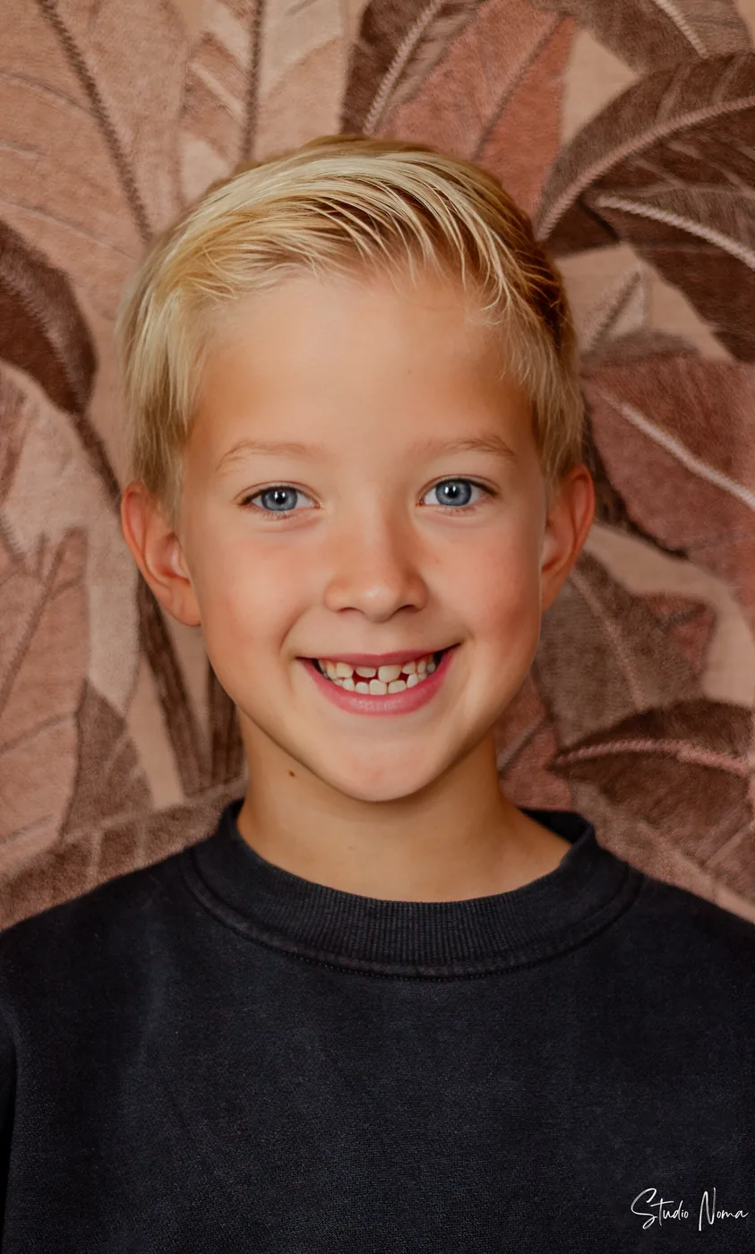 Studioportret van een lachende jongen