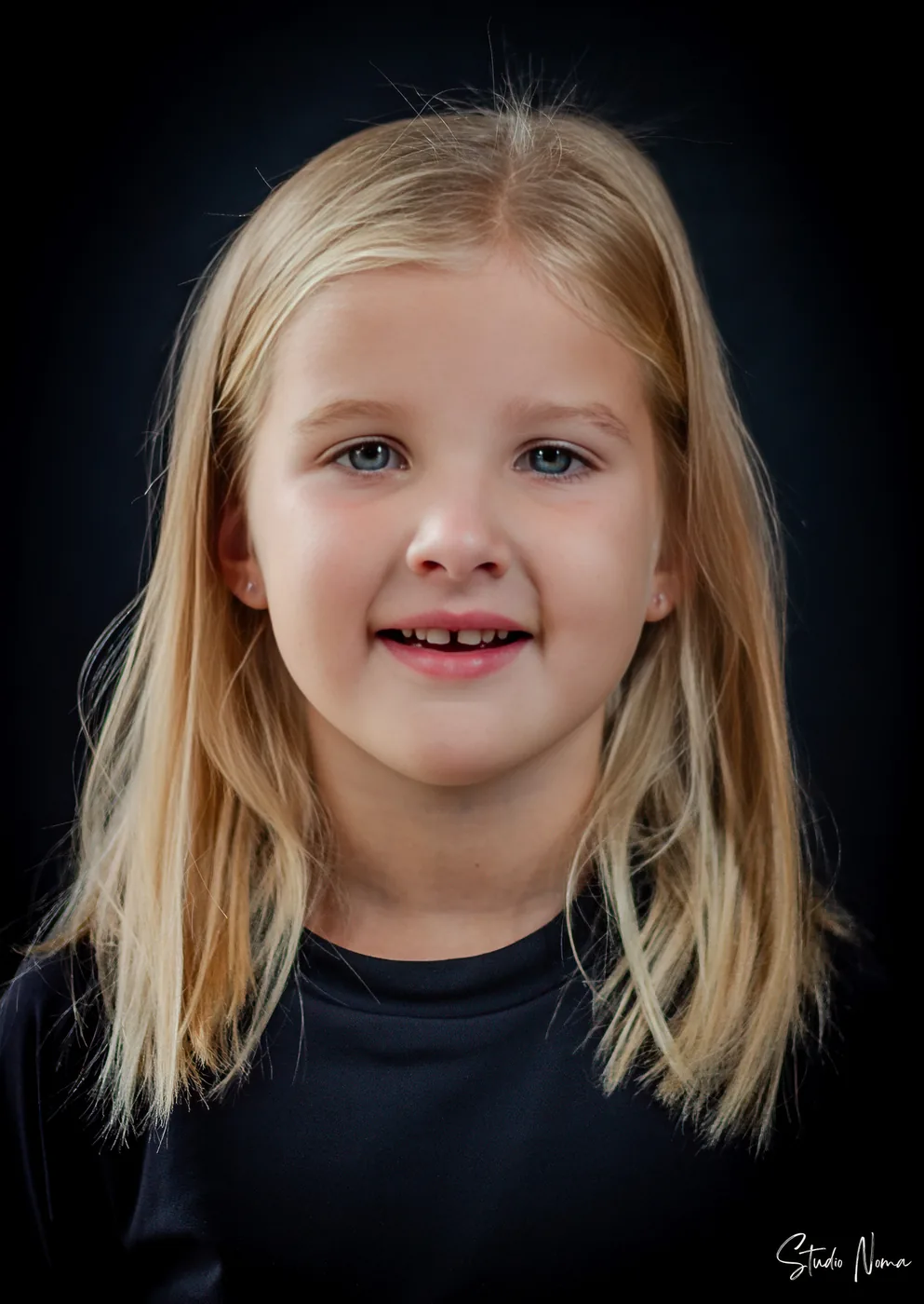 Studioportret van een meisje met lang haar
