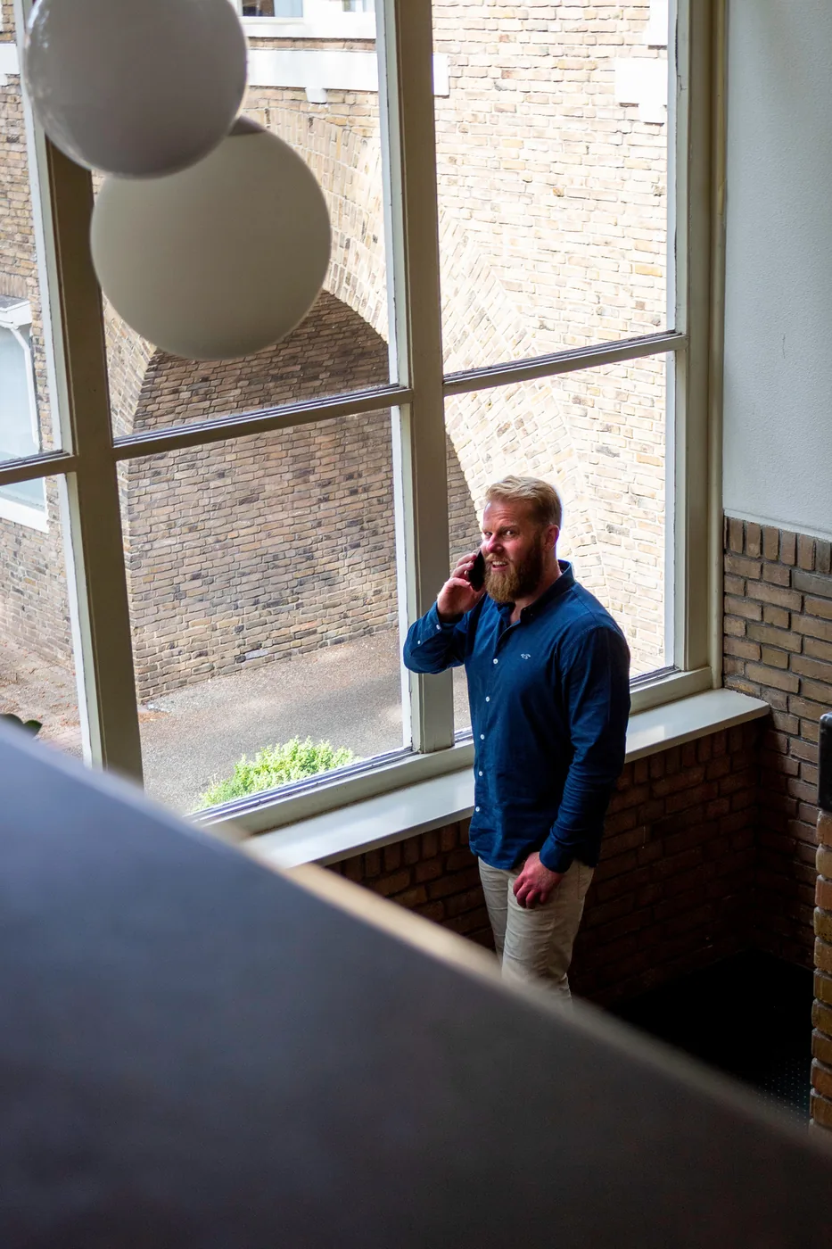 Zakelijk portret aan de telefoon